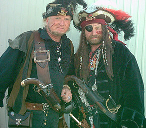 FlyBe Cockpit-Crew. Kapitän (rechts mit Augenbinde). CC-Foto von Jack Sparrows Fotograf. http://creativecommons.org/licenses/by-sa/3.0/de/ 